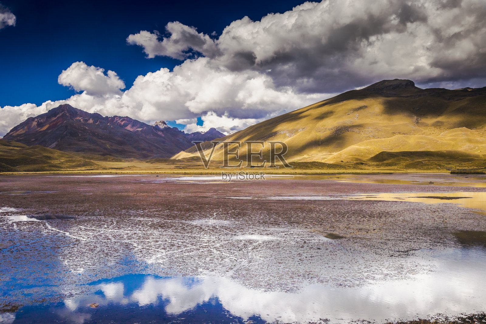 秘鲁安第斯山脉的帕斯托瑞冰川附近，瓦拉兹南部的卡帕谷和帕恰科托湖照片摄影图片