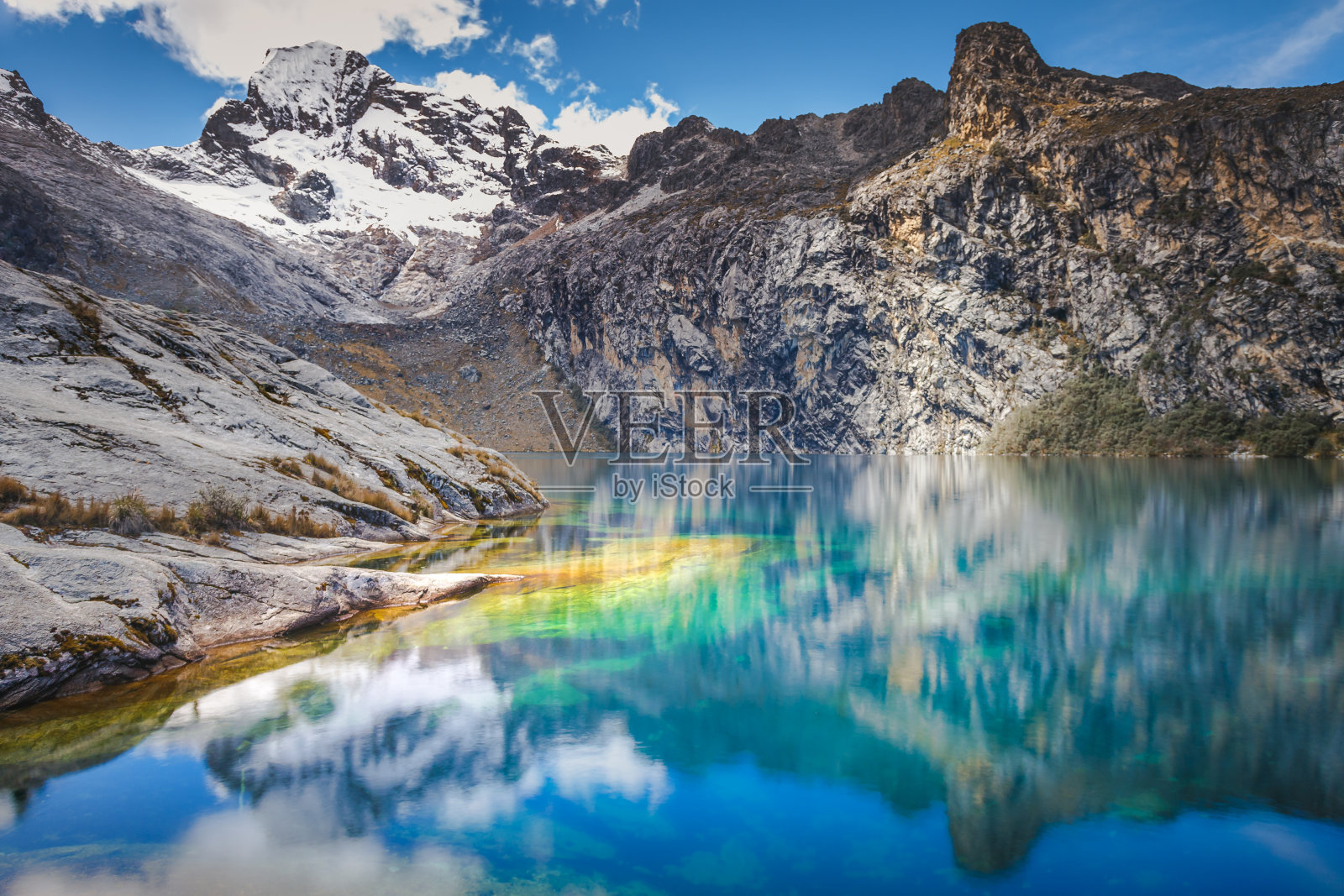 Churup泻湖和白雪皑皑的布兰卡山脉，秘鲁安第斯山脉，秘鲁照片摄影图片