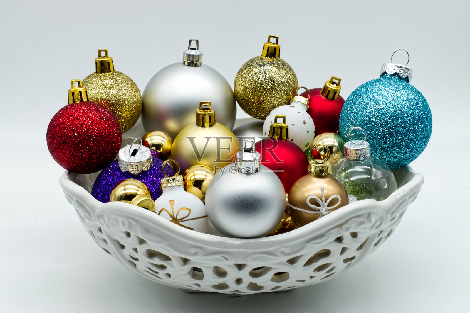 圣诞球树在一个陶瓷碗里。传统的圣诞装饰照片摄影图片