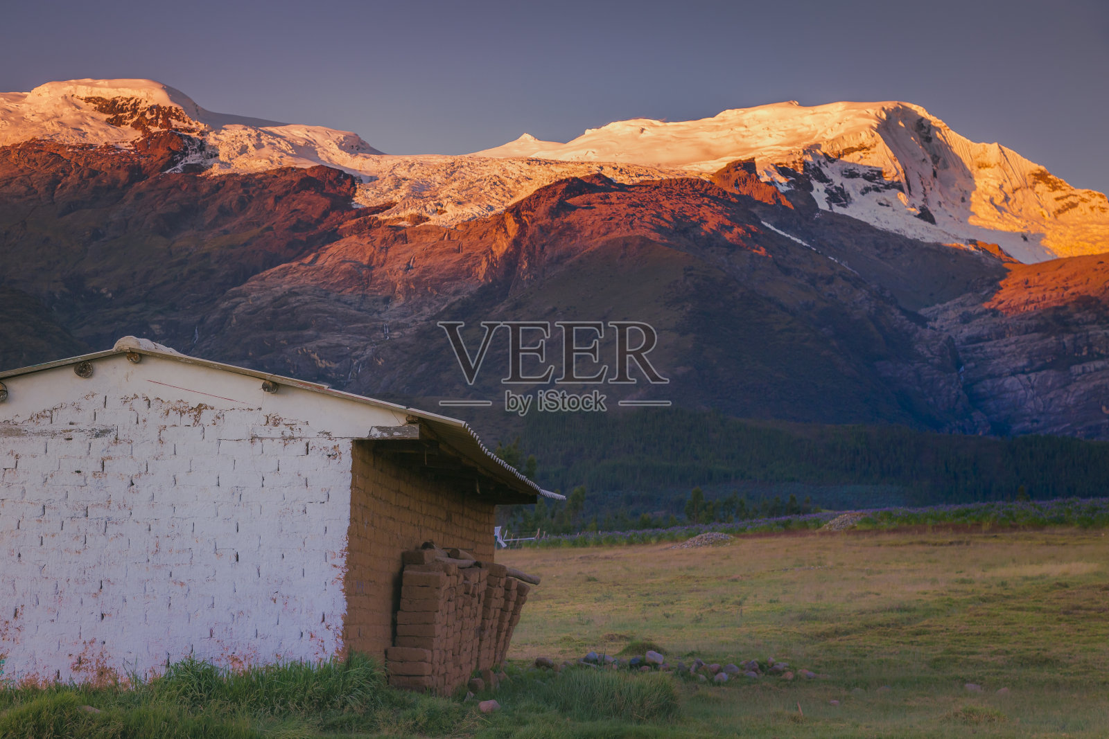 卡迪勒拉布兰卡山脉:秘鲁瓦拉兹附近的安第斯山脉，在金色的夕阳下的科帕山和农业谷仓照片摄影图片