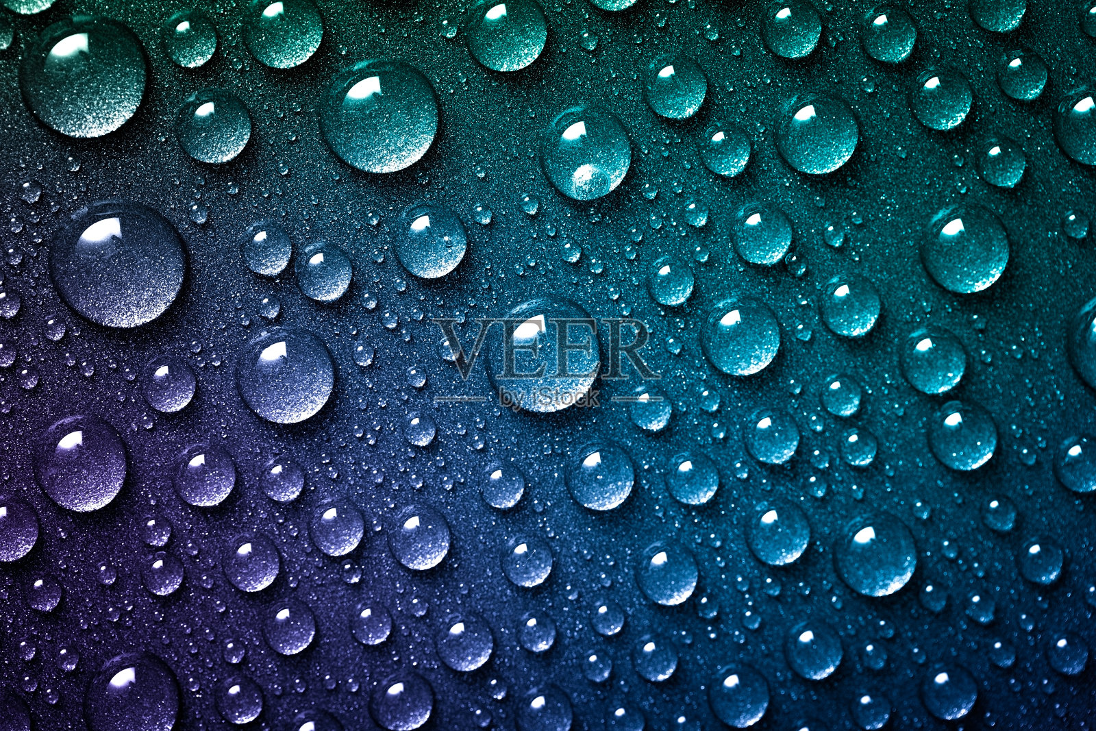 许多水滴溅落在明亮的蓝色和绿色背景上。抽象液滴闭合照片摄影图片