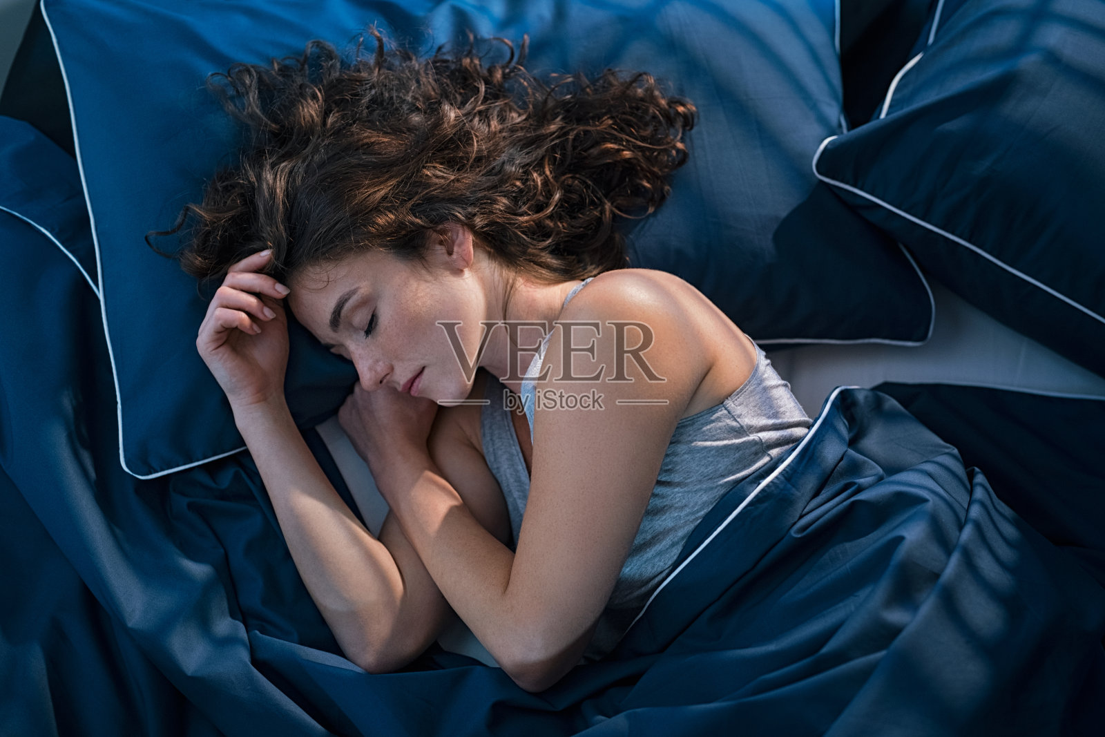 在家里睡觉的美丽女人的最高视图图片下载 - 觅知网
