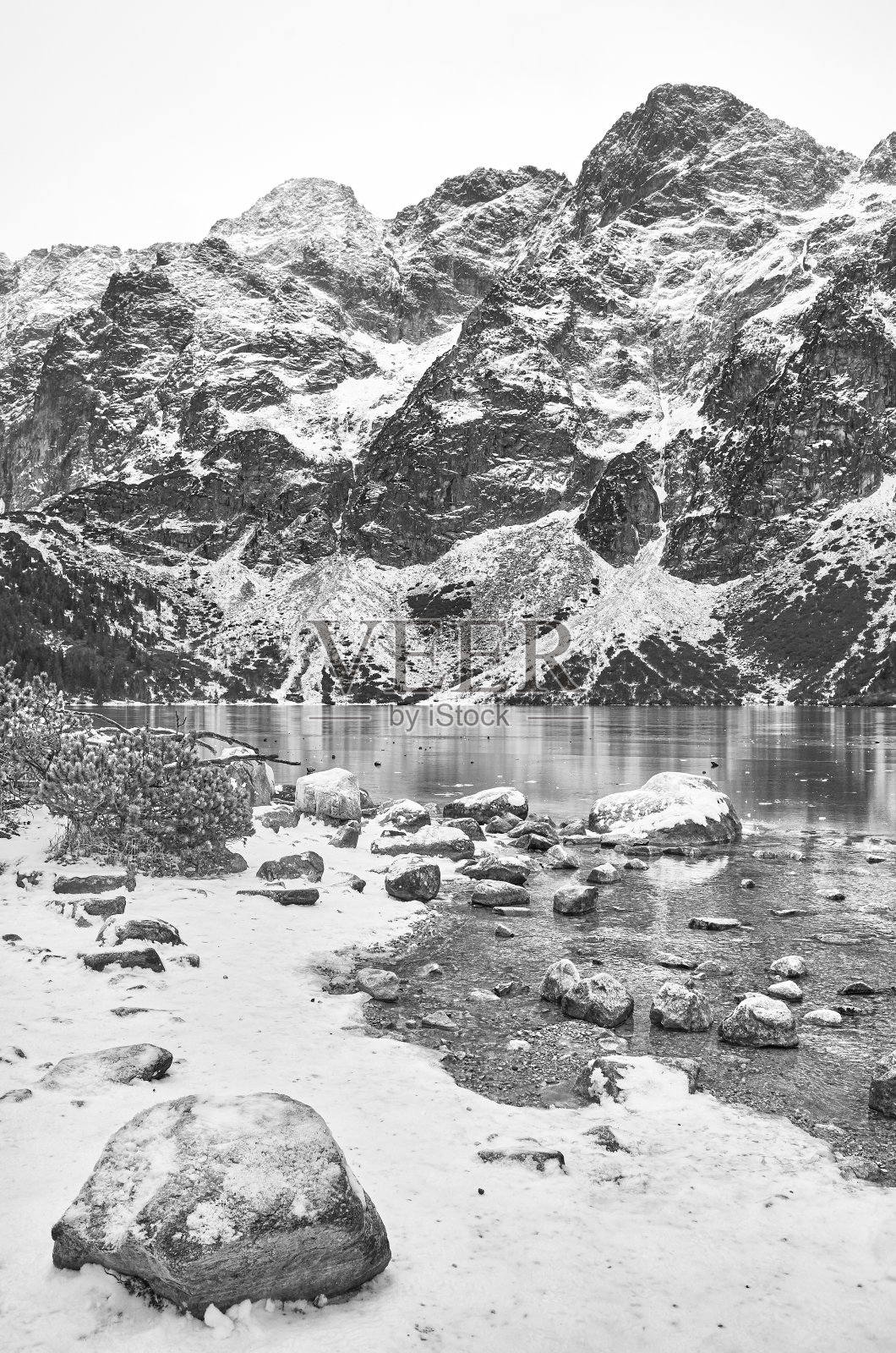 黑白照片冰冻的山湖。照片摄影图片