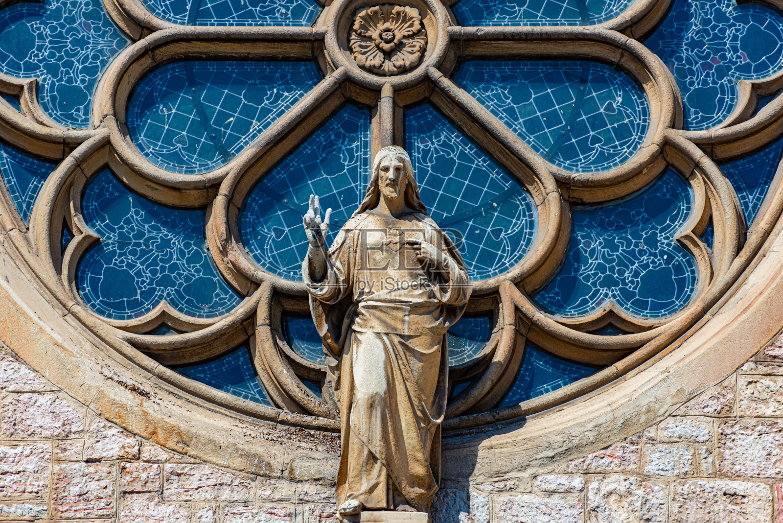 欧洲波黑萨拉热窝的大教堂窗户和基督雕像。架构和旅行。照片摄影图片