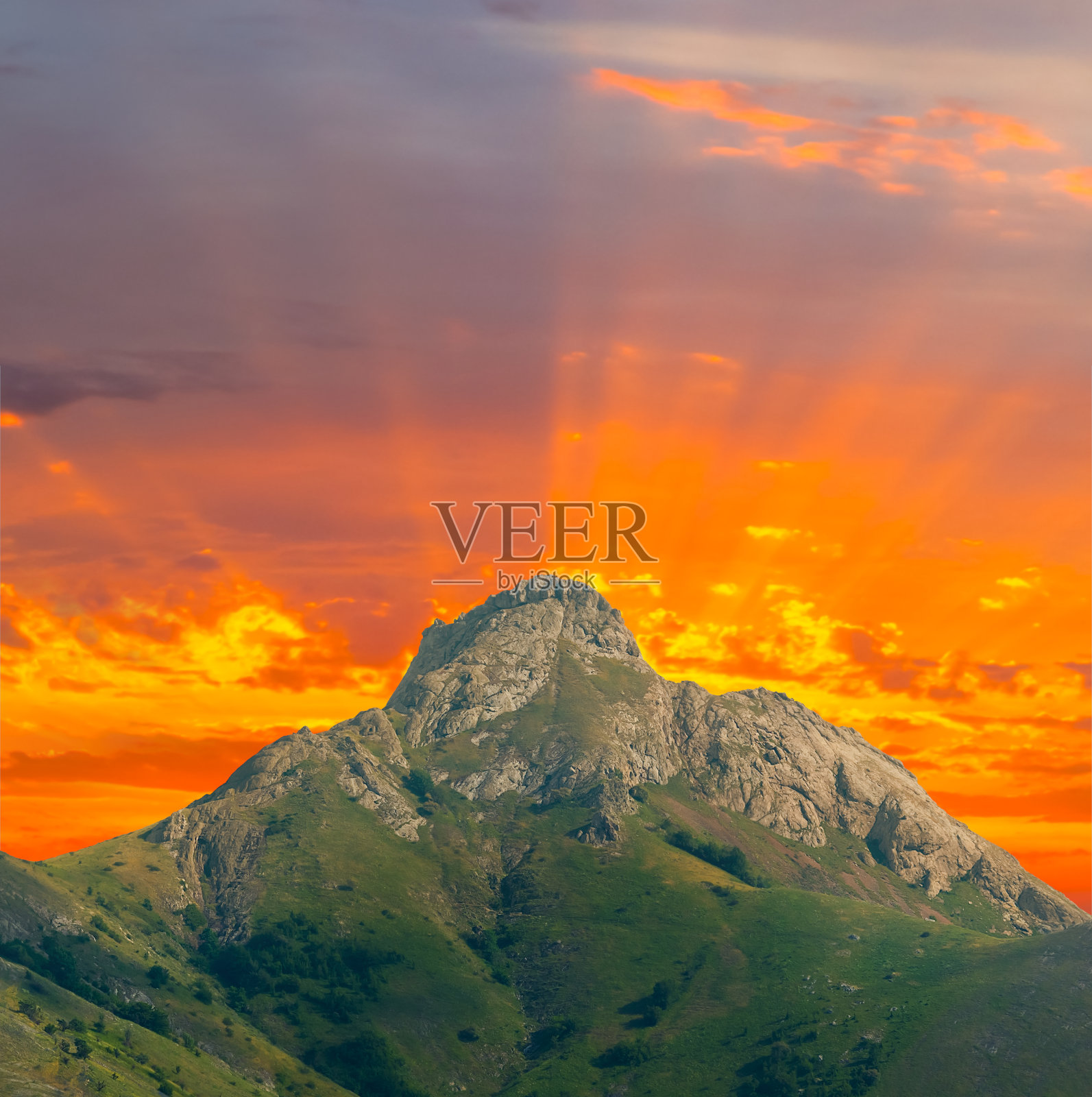 独自登上山顶在红色的戏剧性的日落背景照片摄影图片