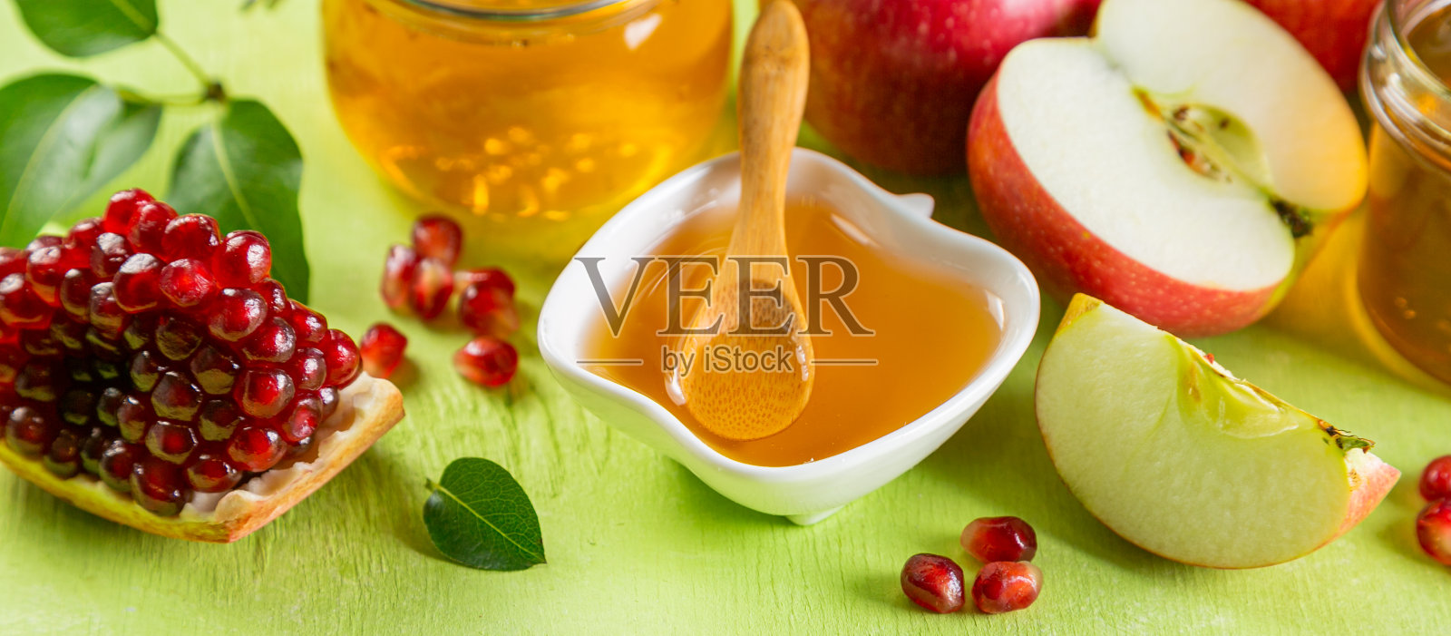 犹太新年的概念——蜂蜜、苹果、石榴等象征照片摄影图片