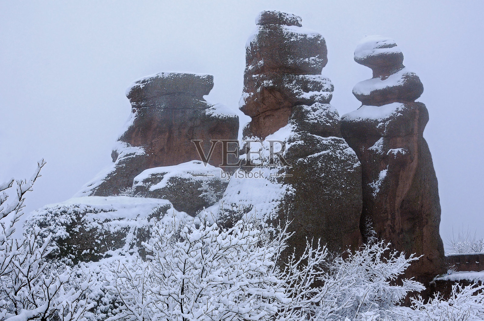 红色Belogradchik岩石在冬天照片摄影图片