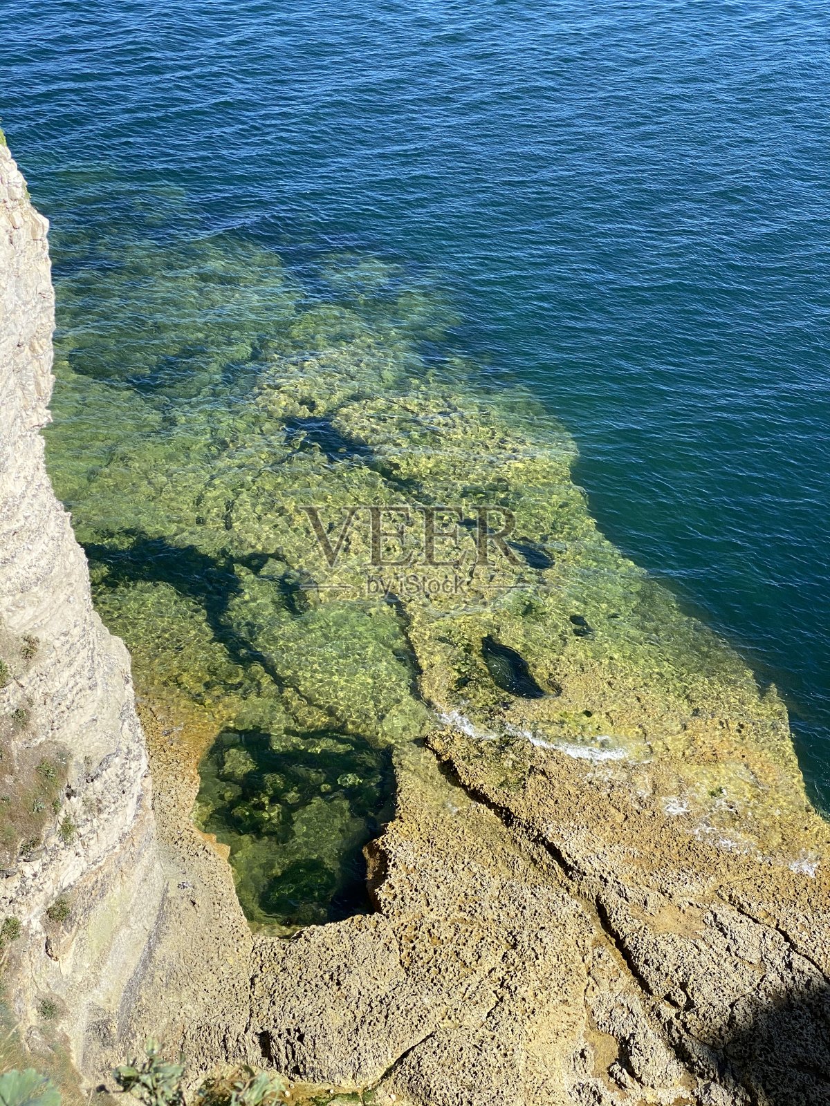 法国海岸埃特尔塔石灰岩悬崖上的游泳池照片摄影图片