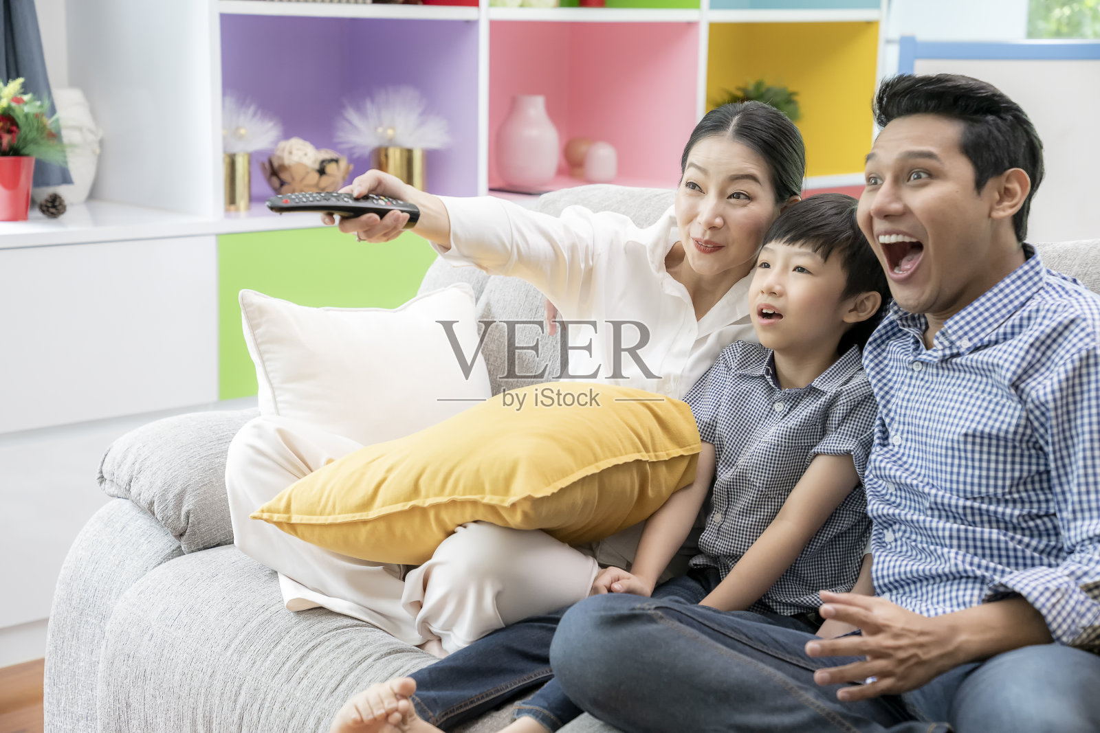 幸福的亚洲家庭一起在客厅看电视照片摄影图片