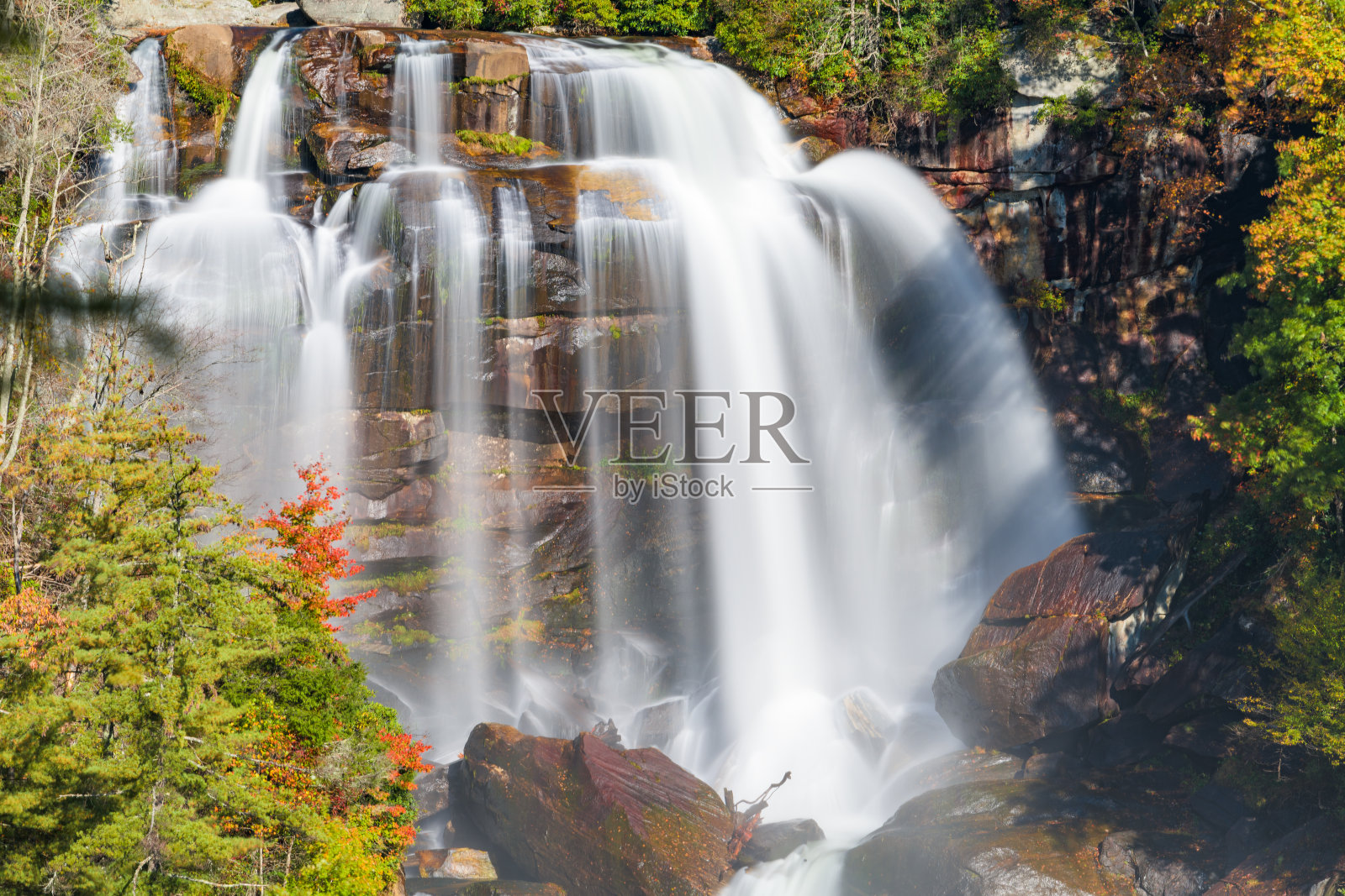 白水瀑布，北卡罗莱纳州，美国的秋天照片摄影图片