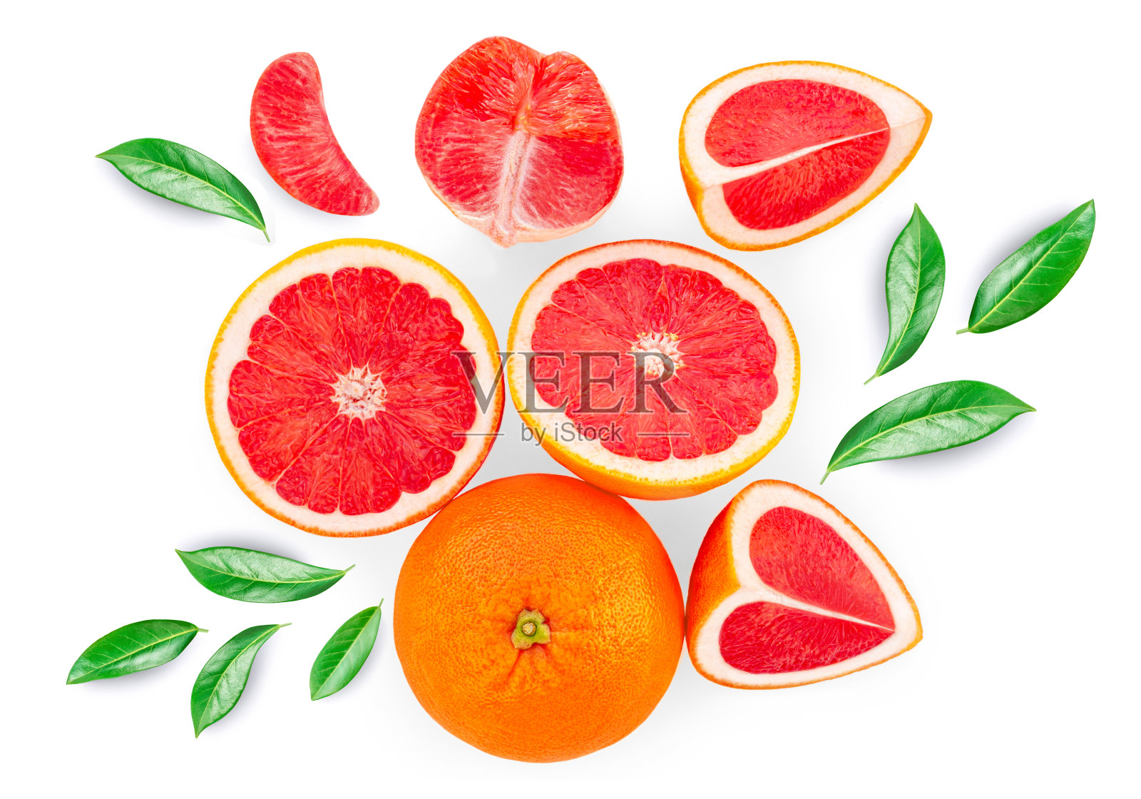 葡萄柚孤立在白色背景，俯视图。柑橘类水果的模式。柚子片和绿叶的创意布局。前视图。平的。照片摄影图片