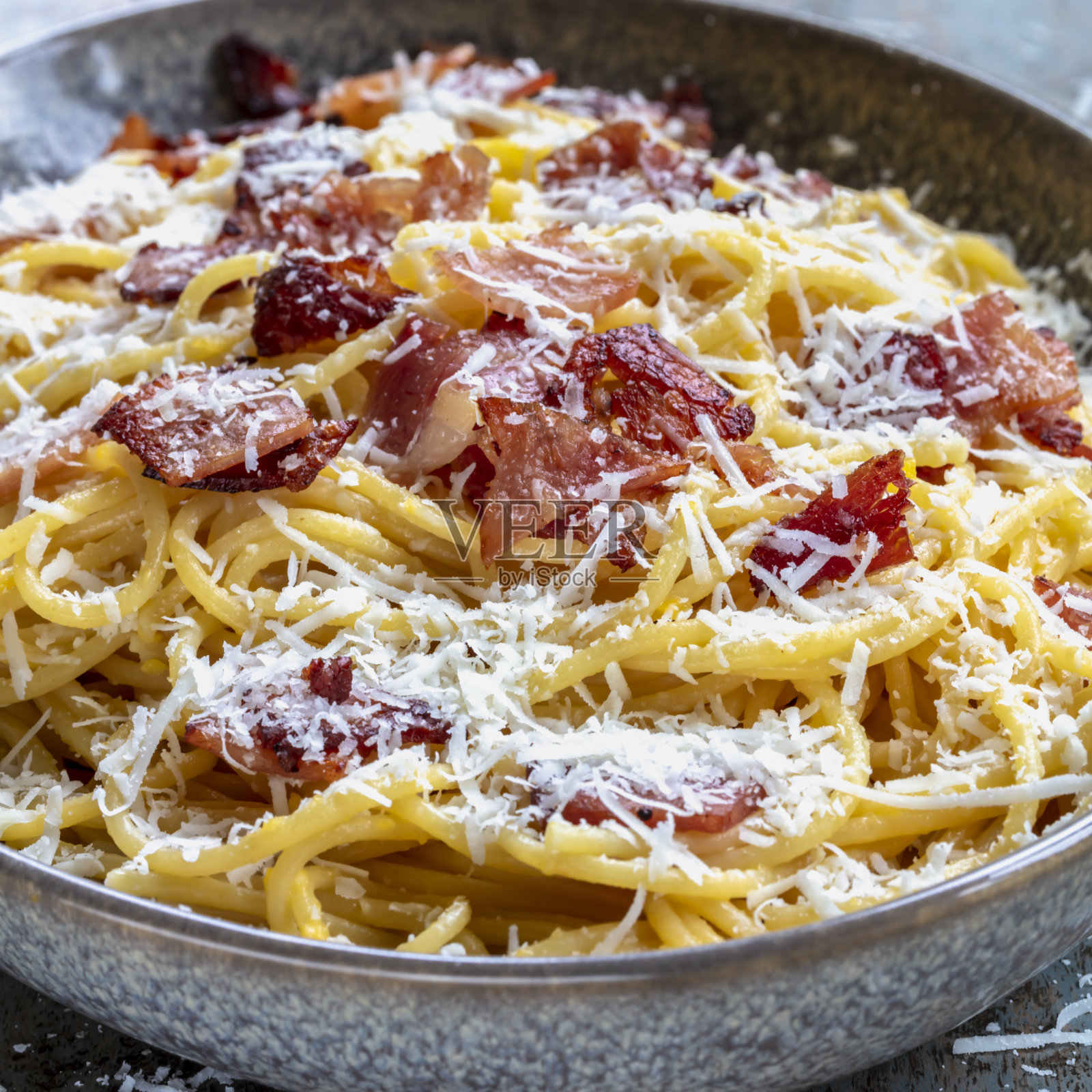 意大利干酪意面配脆培根和帕尔马干酪。碗的特写镜头。照片摄影图片