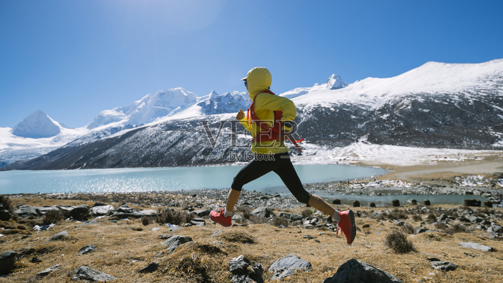 女子越野跑越野跑在高海拔冬季山脉照片摄影图片