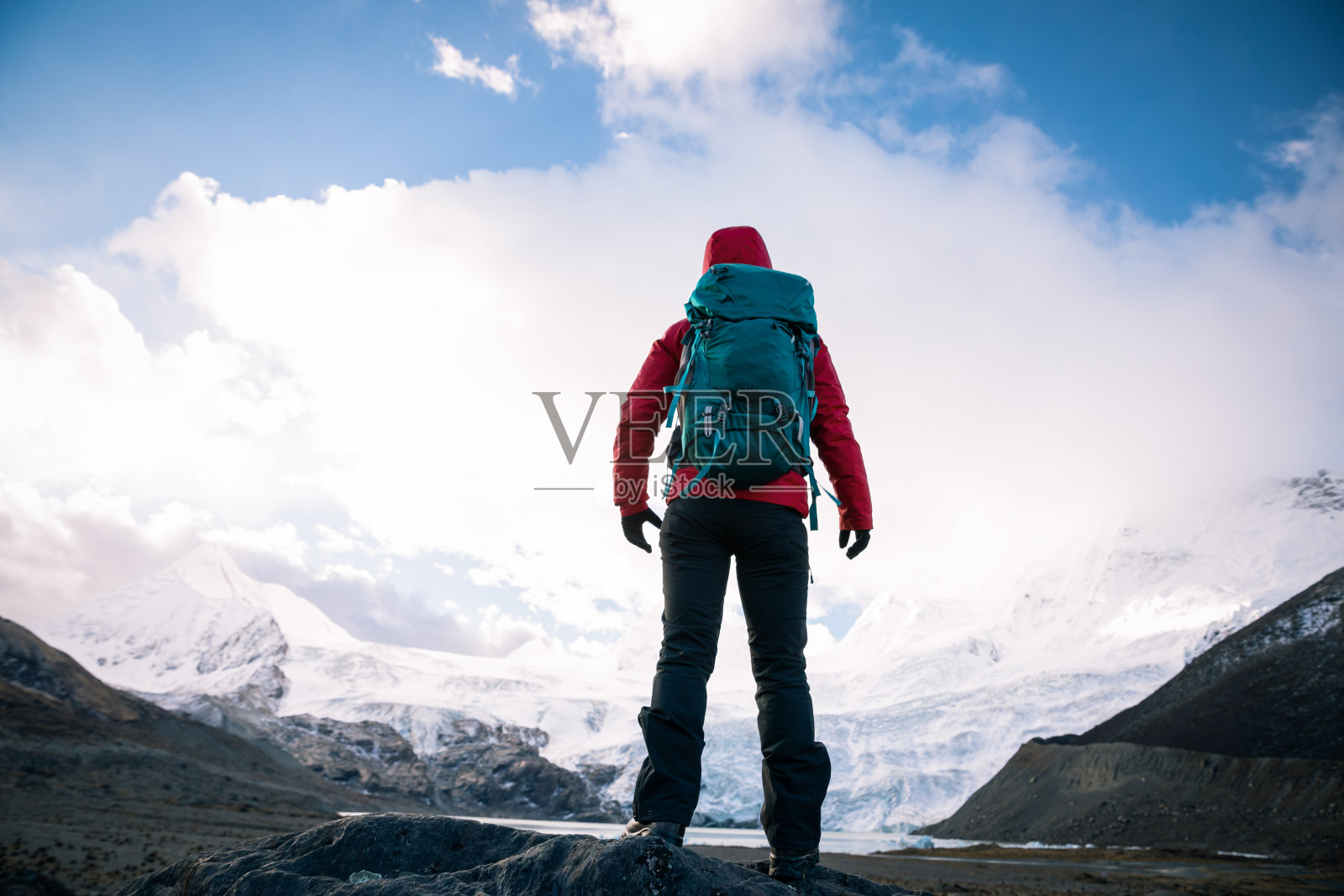 独自的女子背包客在冬季的山脉徒步旅行照片摄影图片