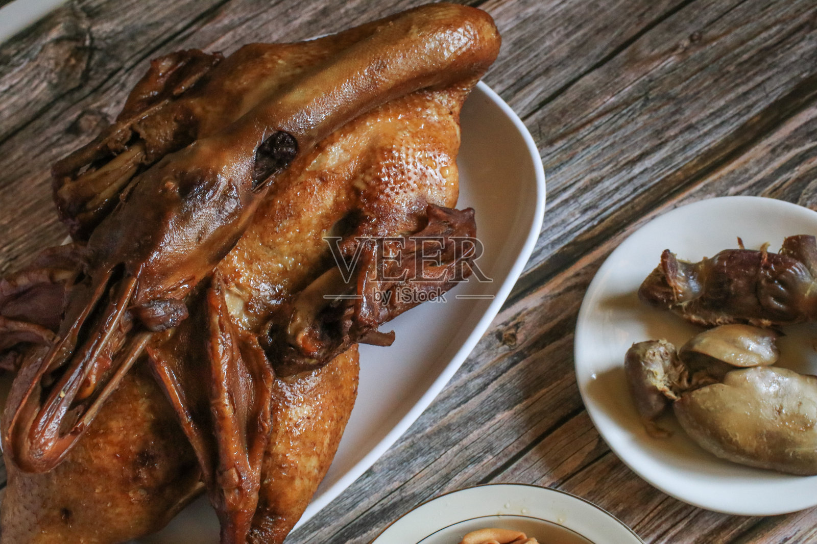 美味的金棕色鸭或清蒸鸭在Paloe或Lou mei酱(泰国名字是Pedpalow)供中国新年祭祀。照片摄影图片