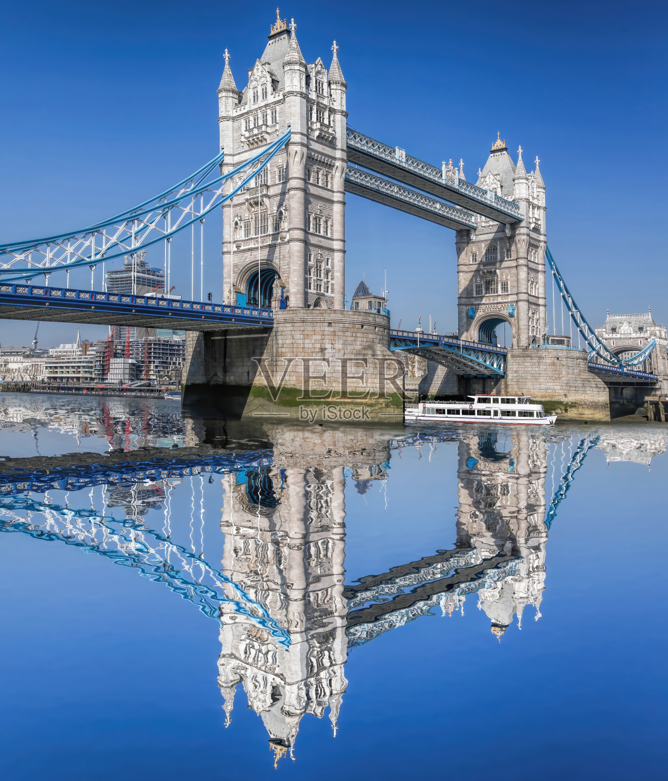 英国伦敦塔桥的蓝天照片摄影图片