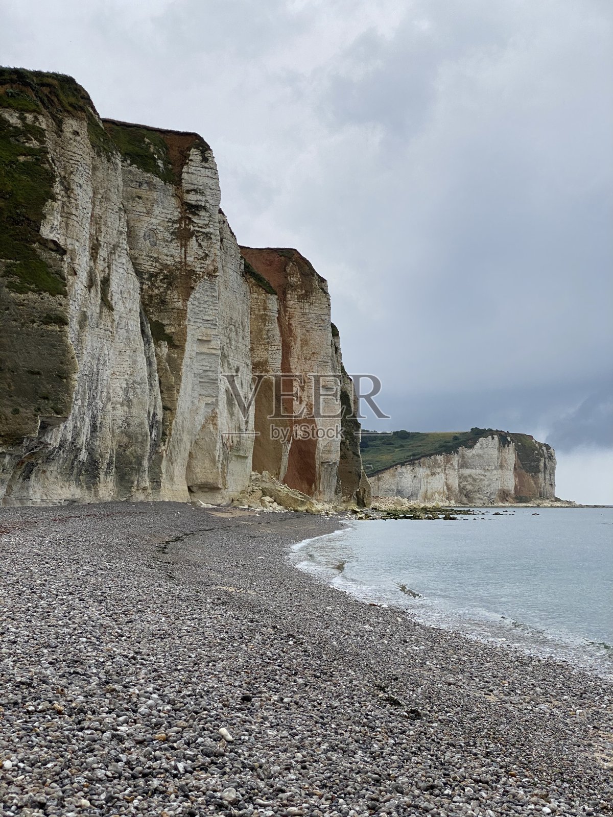 鹅卵石海滩和石灰岩悬崖在Veulettes-sur-Mer，法国诺曼底照片摄影图片