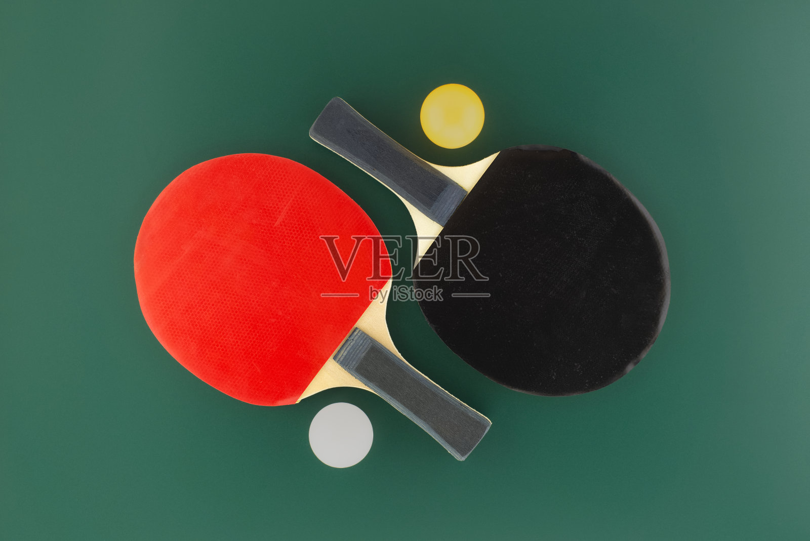 红色和黑色的乒乓球架和球照片摄影图片