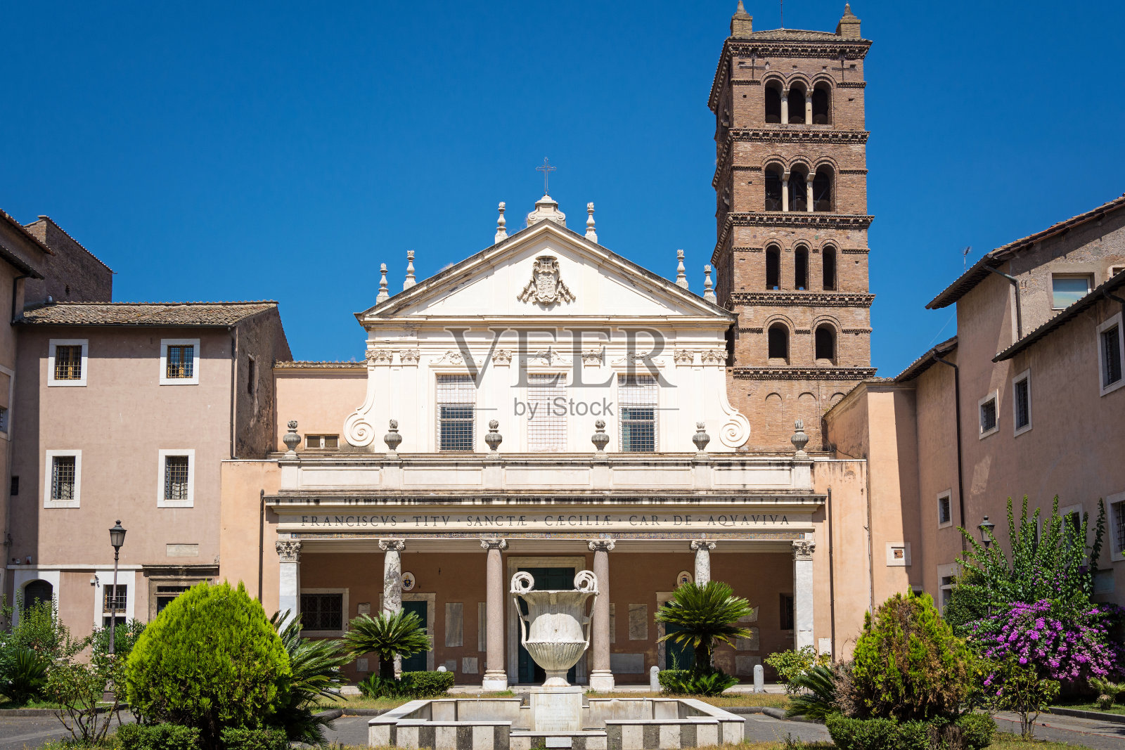 特拉斯特韦雷大教堂圣塞西莉亚的庭院和立面。罗马,意大利。照片摄影图片