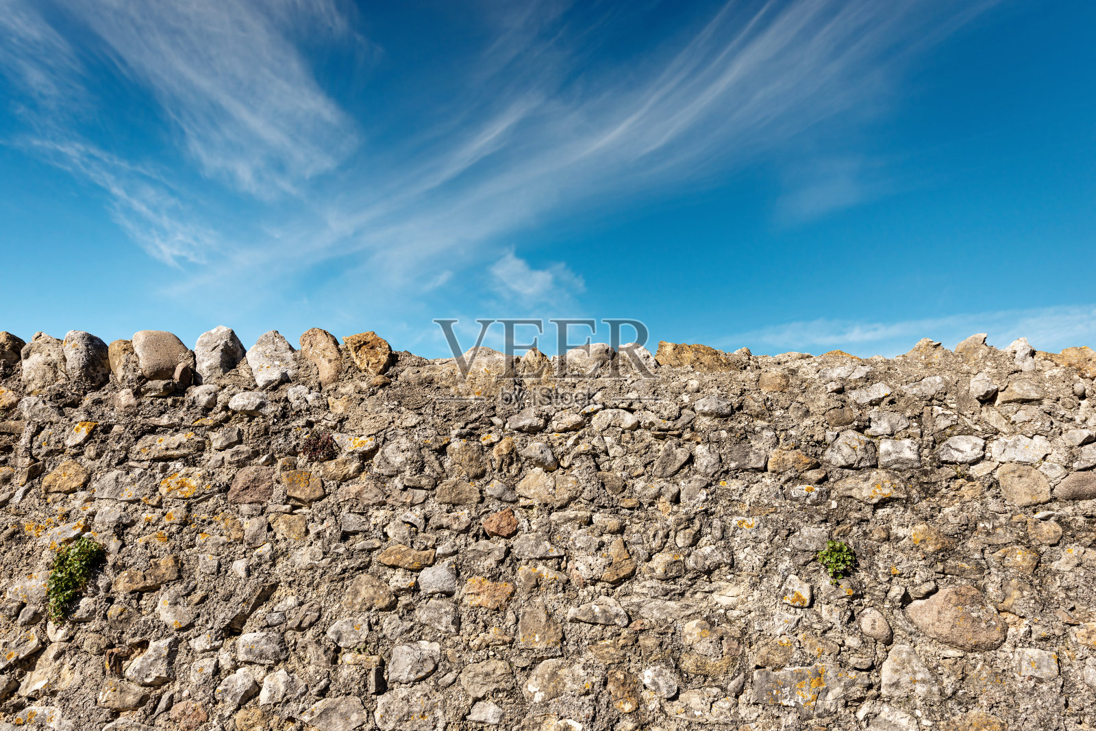 由石头和混凝土环绕的墙壁的特写——意大利的威尼托照片摄影图片