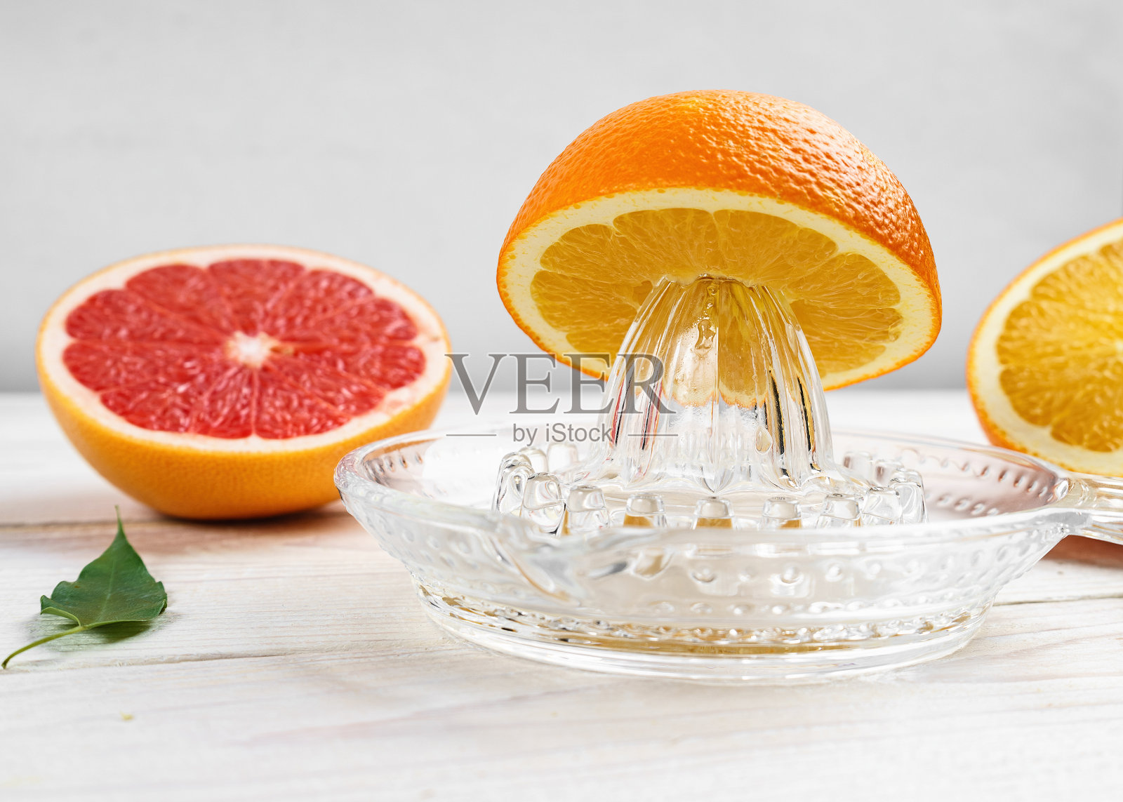 手动玻璃柑橘榨汁机和柑橘水果照片摄影图片
