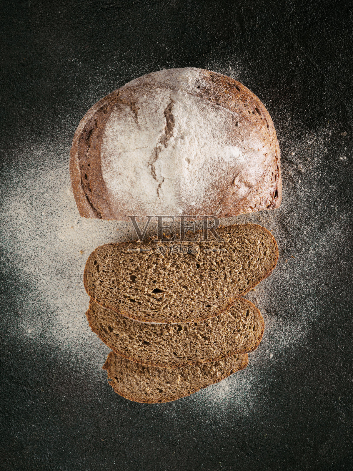 切片自制酵母黑麦面包俯视图照片摄影图片