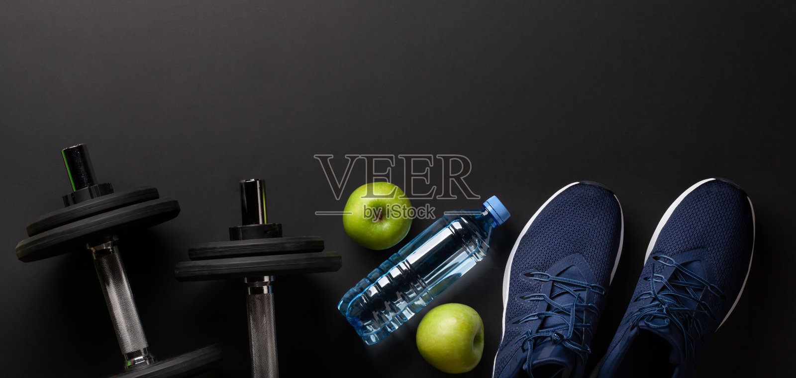 运动鞋、食物和哑铃。运动、健身和健康的生活方式照片摄影图片