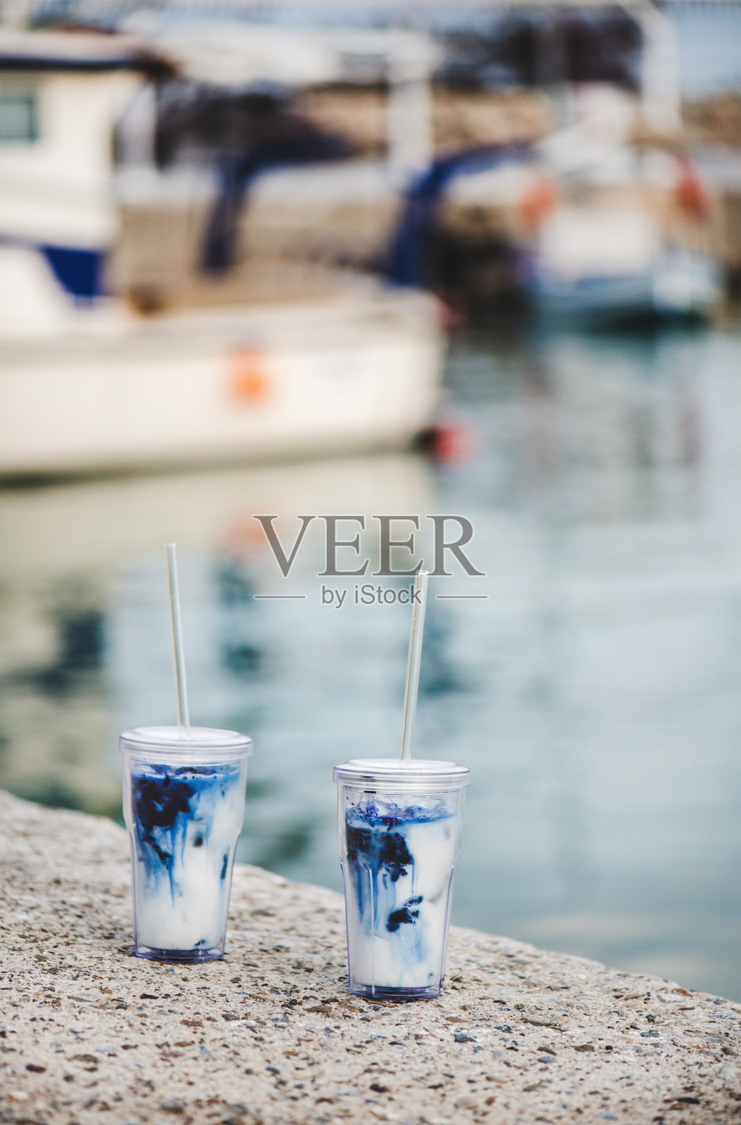 蓝色冰抹茶拿铁饮料，可重复使用的环保杯子照片摄影图片