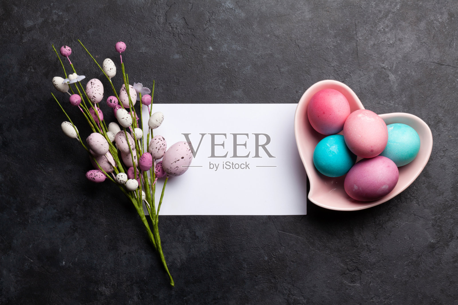 带有彩色复活节彩蛋的复活节贺卡照片摄影图片