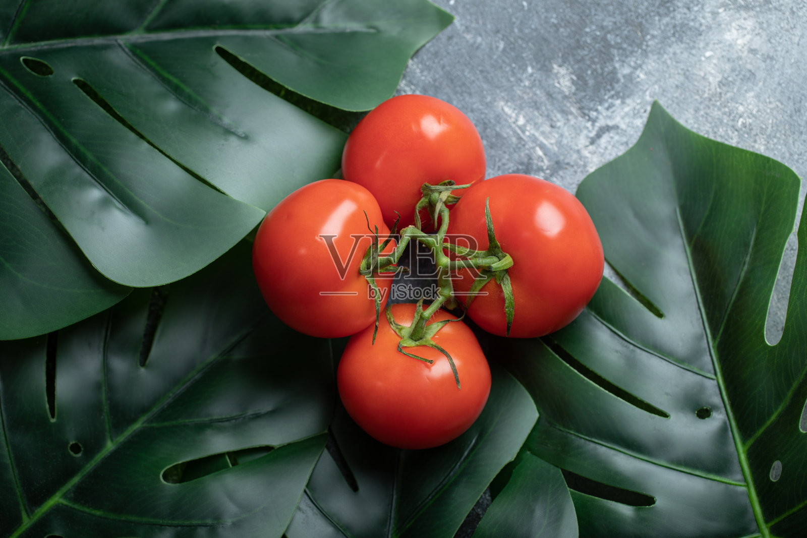 成熟的红番茄，带一束叶子照片摄影图片