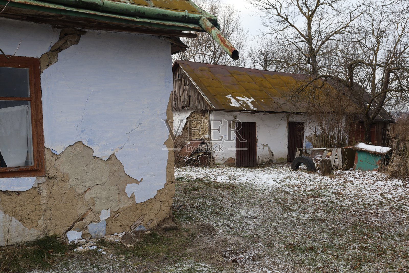一个旧的粘土房子和一个废弃的院子在冬天照片摄影图片