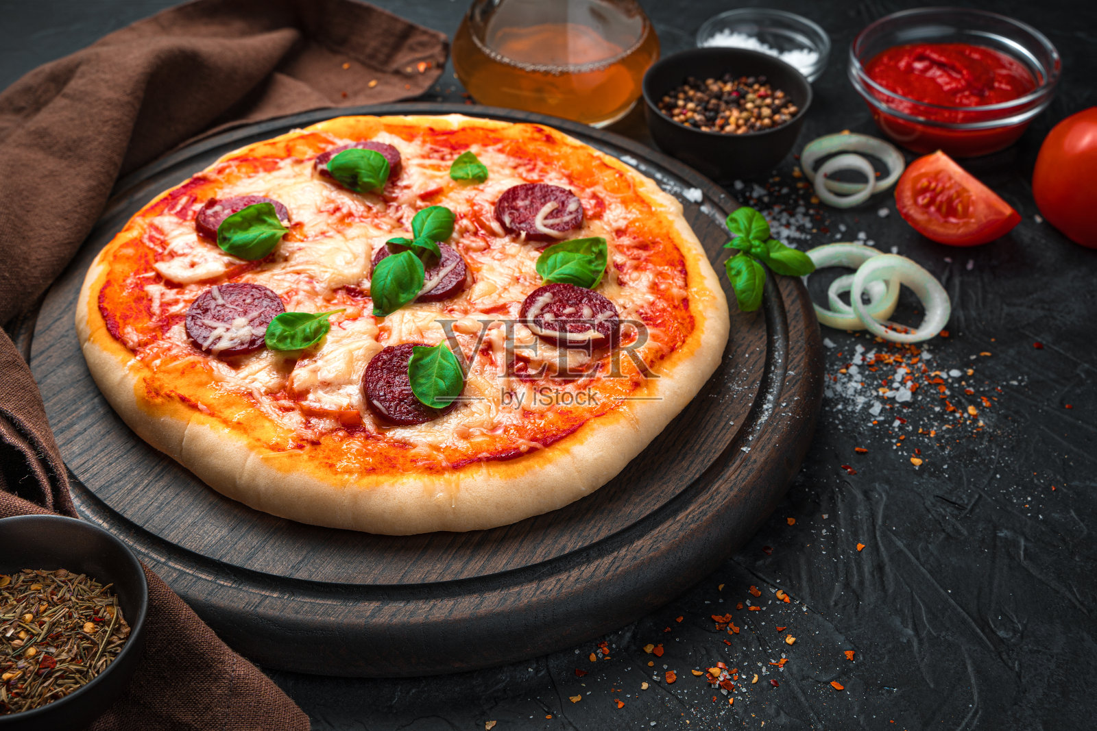 新鲜，美味的披萨和配料在棕色的背景照片摄影图片