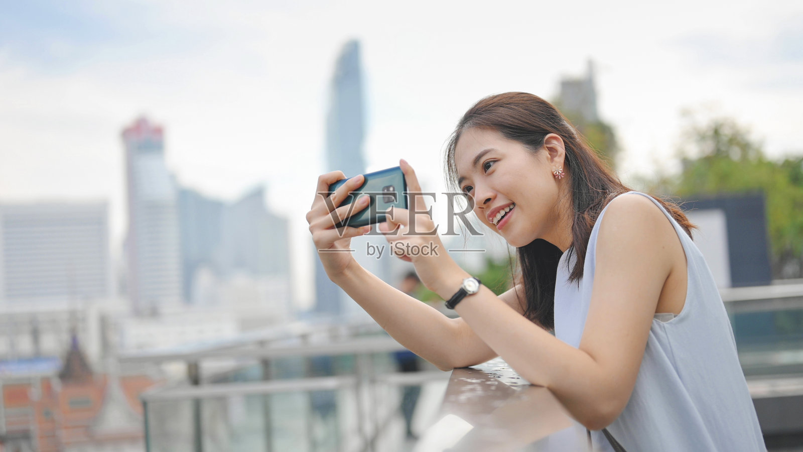 美丽的亚洲女人享受与朋友背景的城市景观从上面看泰国曼谷旅行照片摄影图片
