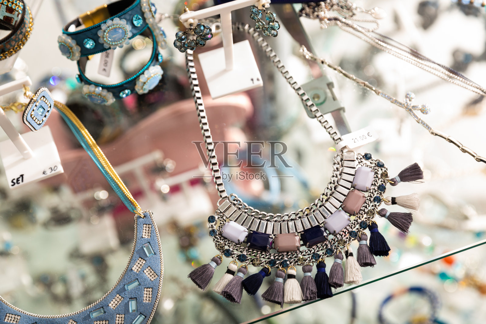 时尚手工手链陈列于珠宝店橱窗照片摄影图片