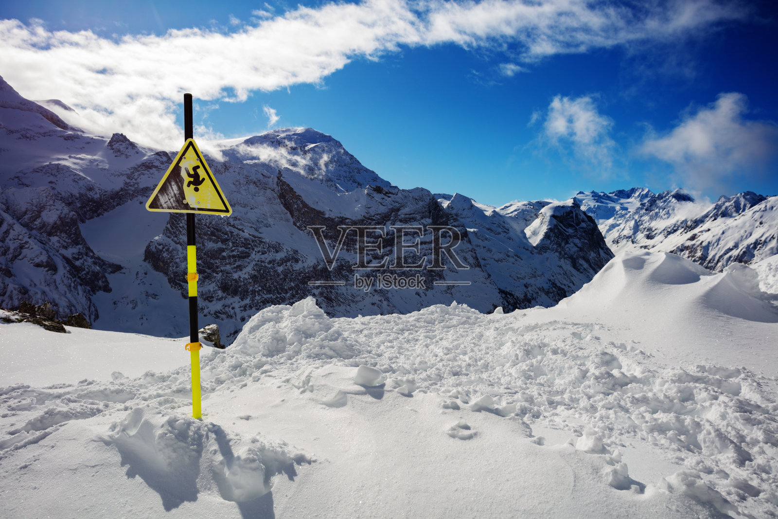 滑雪山顶上的秋天警告标志照片摄影图片