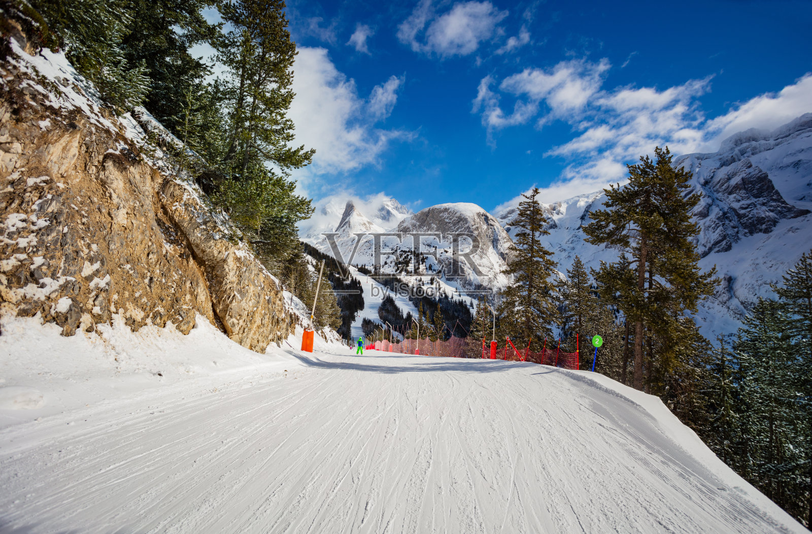 滑雪道在普罗龙安山度假胜地照片摄影图片