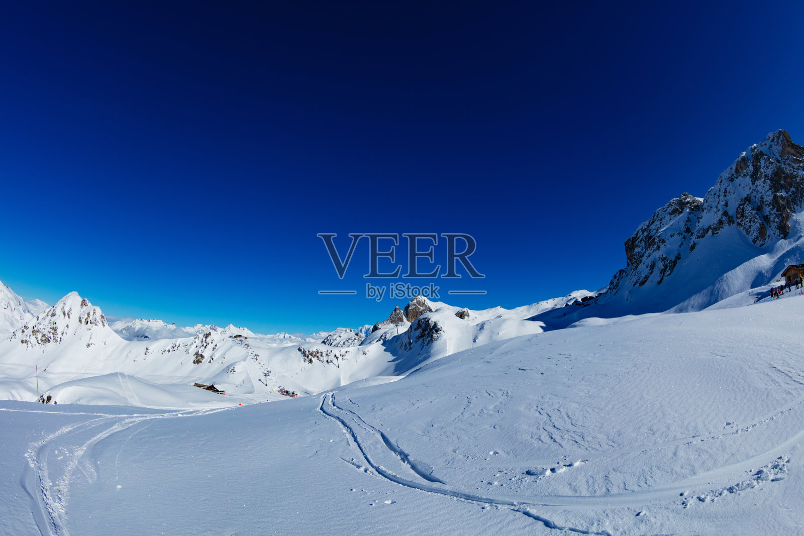 冬天的法国阿尔卑斯山，晴空万里照片摄影图片