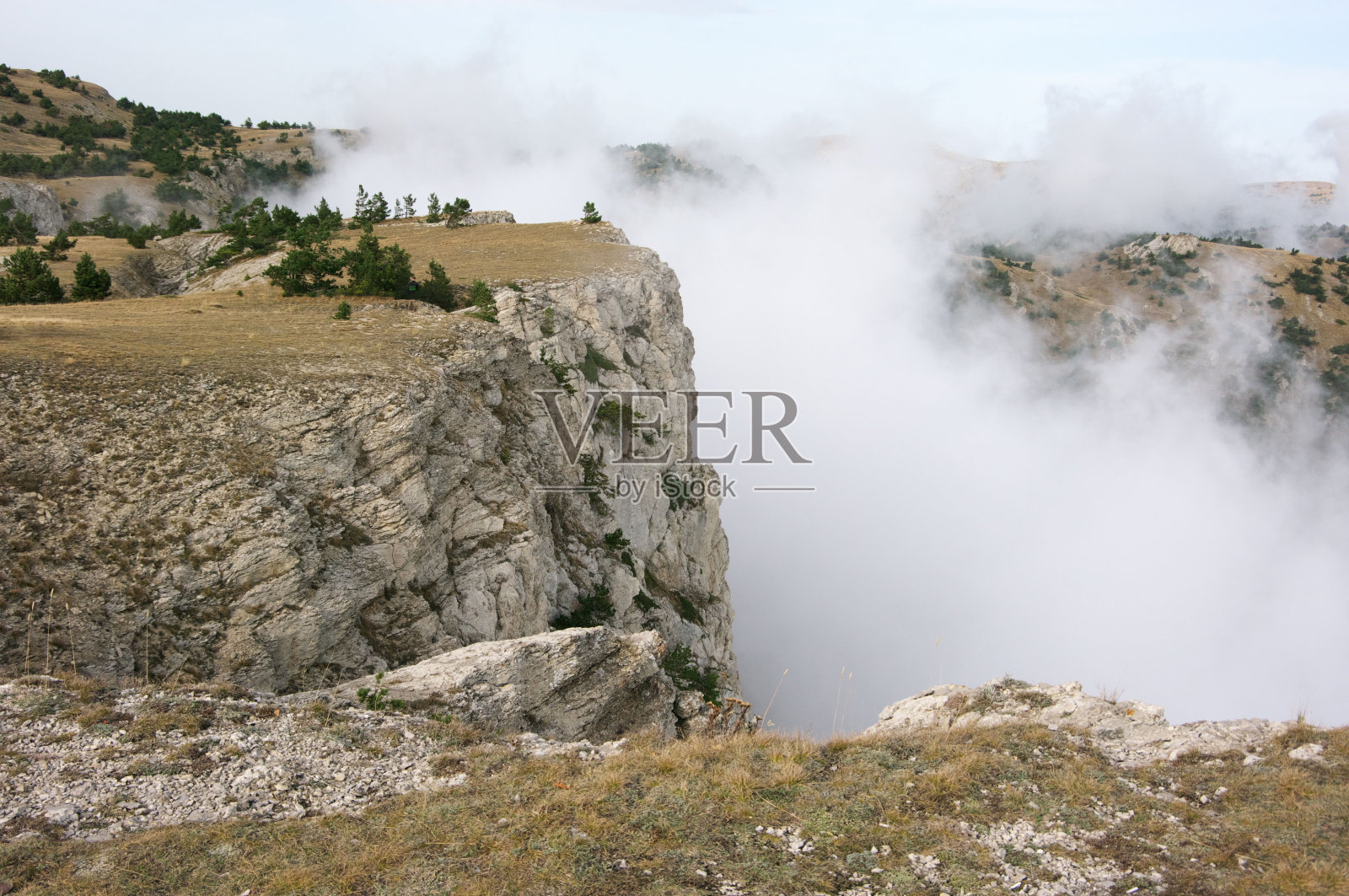 多雾的山景观照片摄影图片