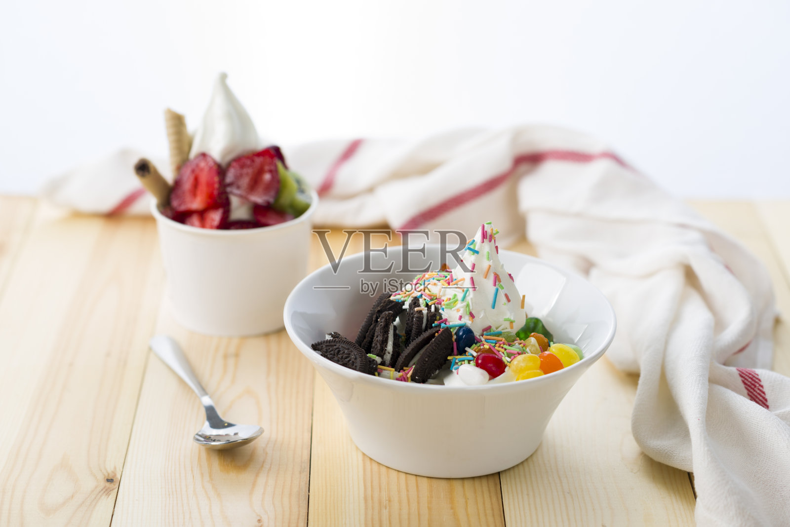 两杯冷冻酸奶，新鲜水果和饼干照片摄影图片