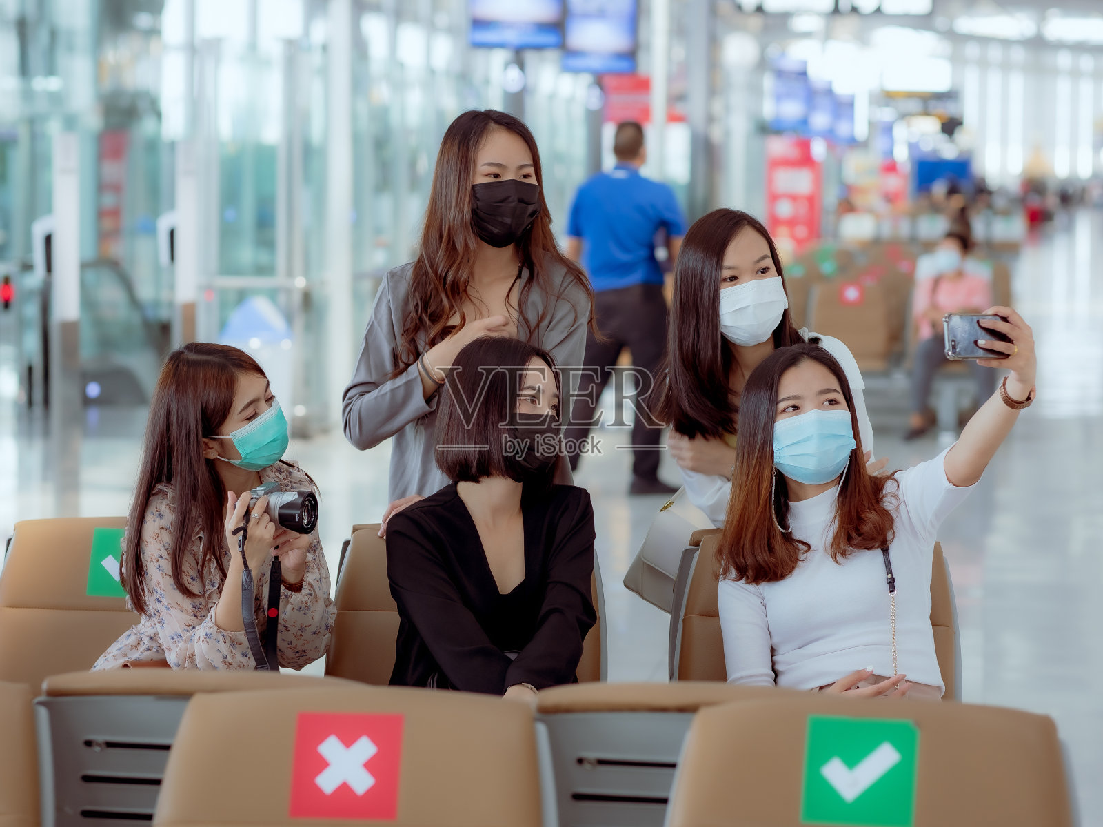 一群亚洲女性在机场自拍照片摄影图片