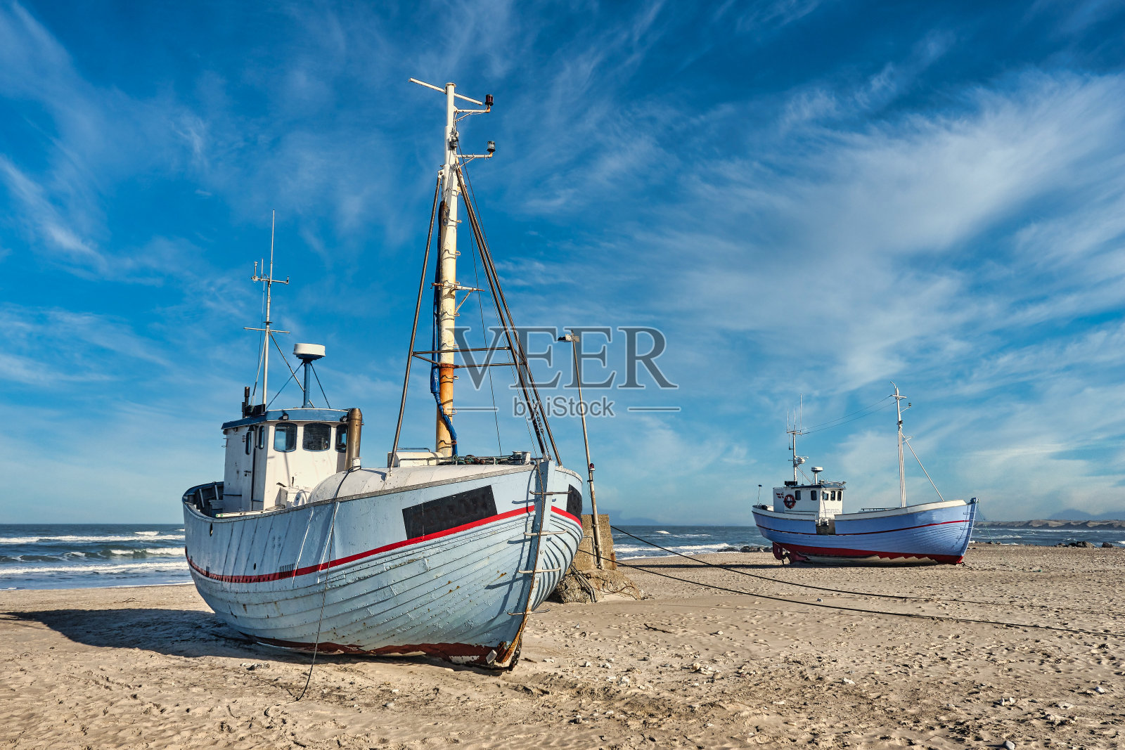 丹麦西部Vorupoer海滩的沿海渔船照片摄影图片