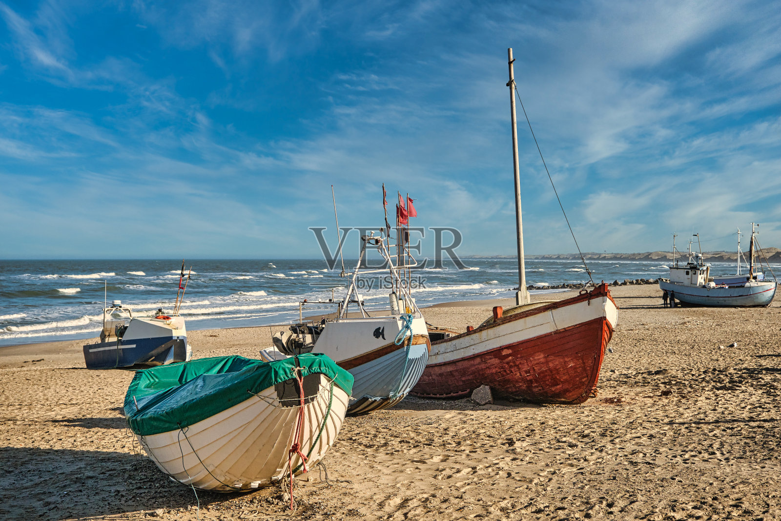 丹麦西部Vorupoer海滩的沿海渔船照片摄影图片