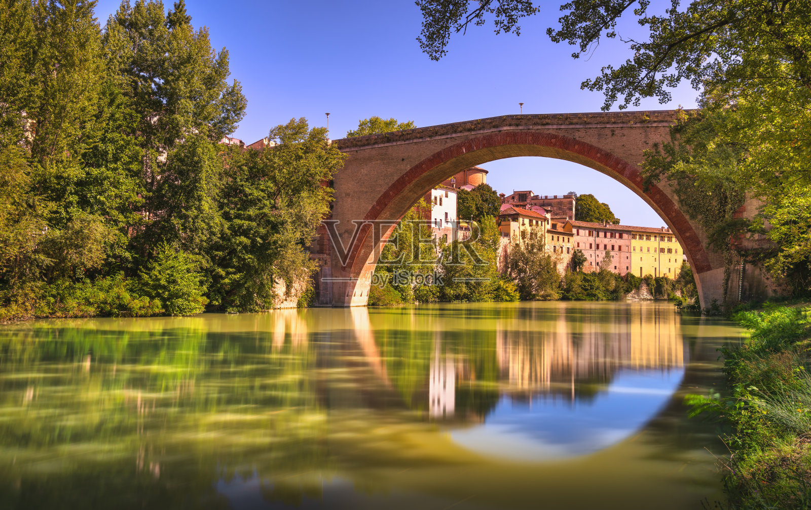 康科迪亚桥，罗马桥和梅图罗河。Fossombrone,马尔凯,意大利。照片摄影图片