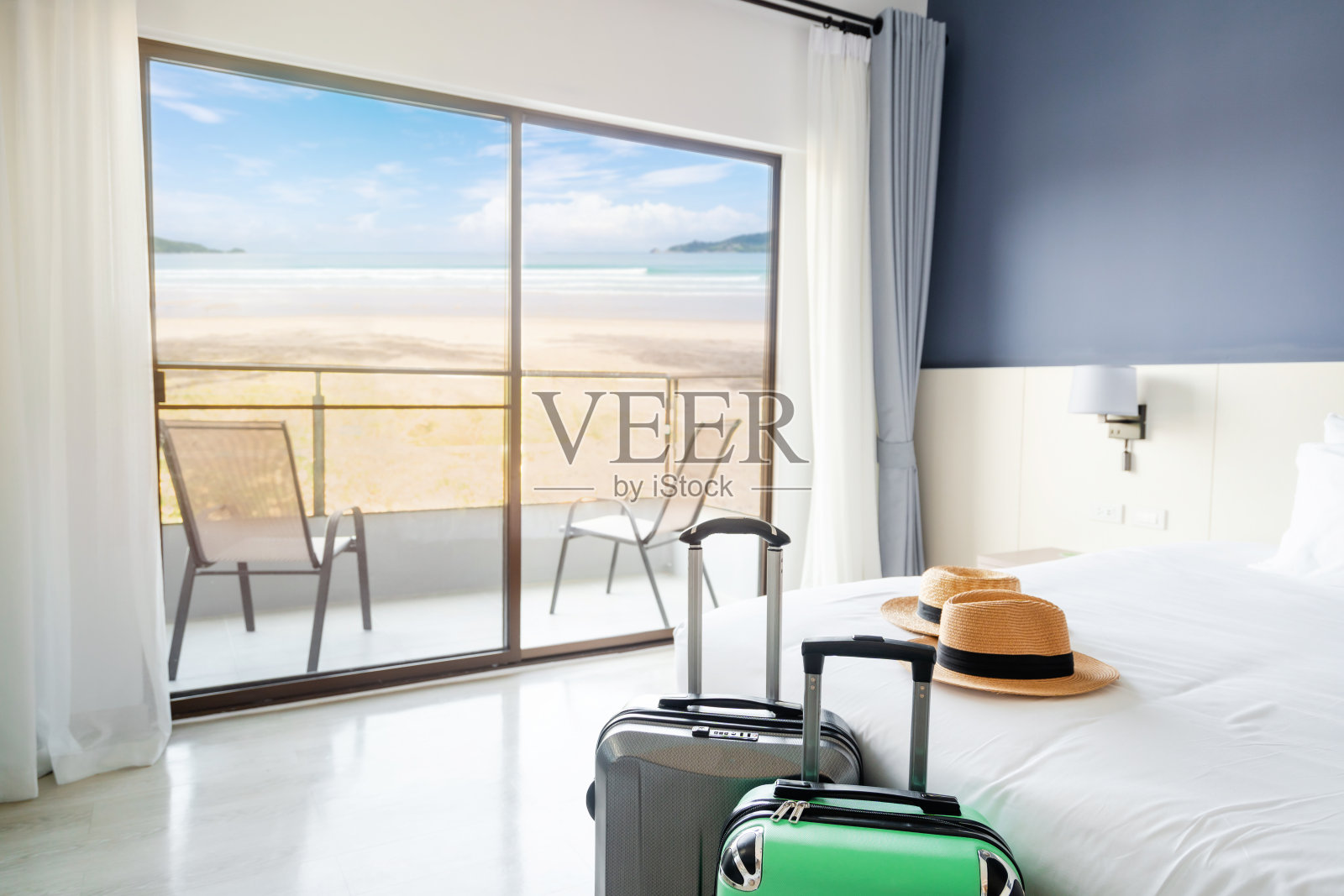 豪华海景酒店客房，带行李，旅游概念照片摄影图片