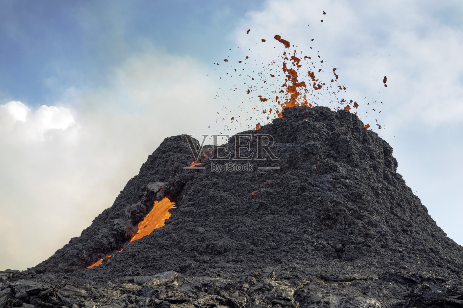 火山口。冰岛Fagradalsfjall火山爆发。照片摄影图片