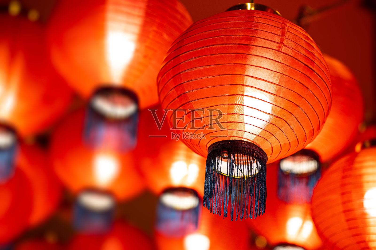 美丽的红色中国纸灯新年节日街道装饰。照片摄影图片