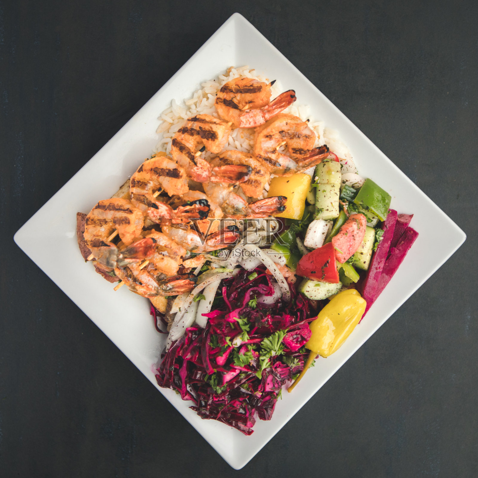 地中海食物，烤虾串配米饭和蔬菜
烤虾串配米饭和色彩斑斓的沙拉照片摄影图片