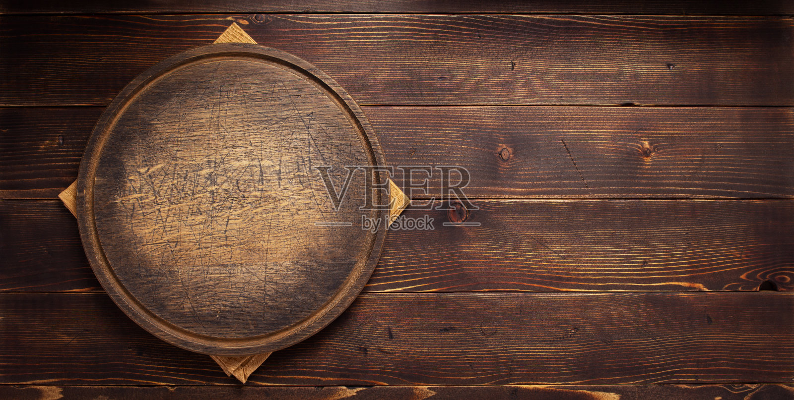 桌布、餐巾和比萨饼砧板上的木制背景纹理照片摄影图片