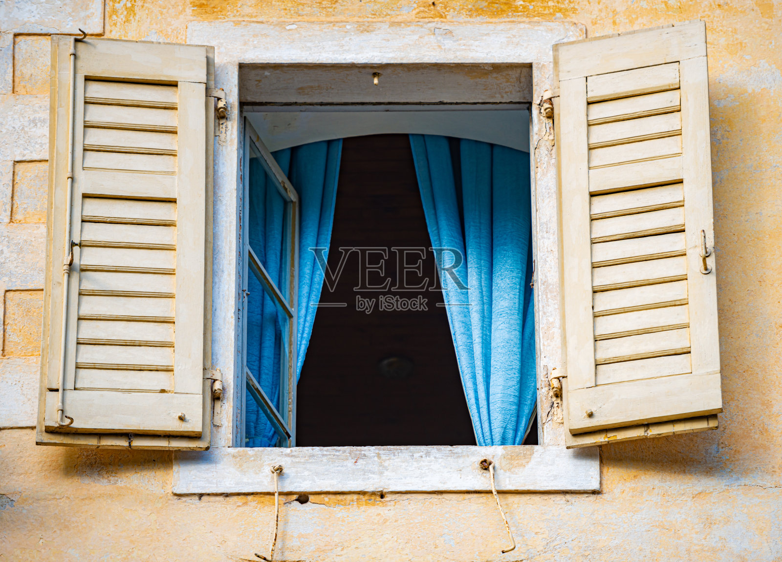 欧洲黑山旧建筑的窗户。城市建筑和细节。照片摄影图片