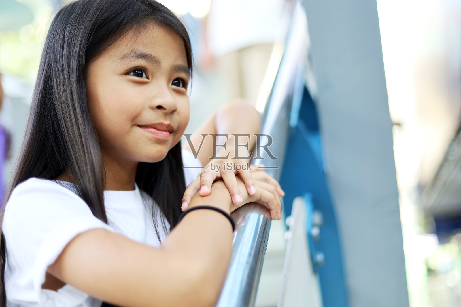 美丽的亚洲儿童女孩微笑旅行在步行街。照片摄影图片